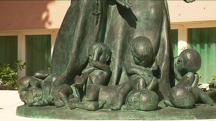 Détail de la statue "Notre dame des Innocents" (B. Loth / France Télévisions)