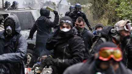 Des affrontements entre zadistes et gendarmes à Notre-Dame-des-Landes (Loire-Atlantique), le 15 avril 2018. (CHARLY TRIBALLEAU / AFP)