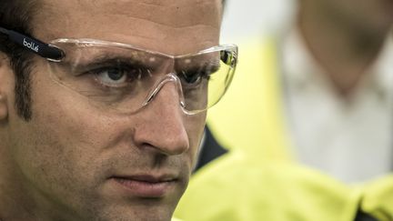 Emmanuel Macron, le ministre de l'Economie, visite un site industriel automobile, &agrave; Annonay (Ard&egrave;che), le 21 septembre 2015. (JEAN-PHILIPPE KSIAZEK / AFP)