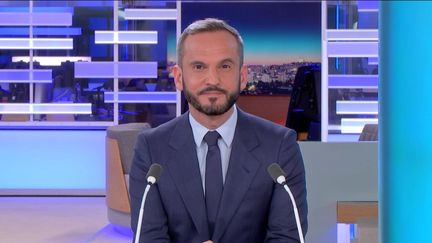 Le JT de 23h du jeudi 28 mars, présenté par Jean-Christophe Galeazzi sur franceinfo, est consultable en ligne en replay pour voir et revoir ce journal télévisé qui décrypte l'actualité. Retrouvez les dernières infos de la semaine, les grands reportages, les interviews, l'Eurozapping et les explications de la rédaction sur toute l’actualité nationale et internationale. (FRANCEINFO)