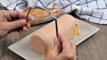 Gaver des canards pour produire du foie gras est interdit depuis 1978 en Suisse (photo d'illustration). (RICHARD VILLALON / MAXPPP)