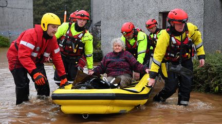 Une personne âgée est évacuée par une équipe de garde-côtes d'une rue inondée à Brechin, dans le nord-est de l'Ecosse, le 20 octobre 2023. (ANDY BUCHANAN / AFP)