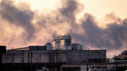 De la fumée s'élève après une explosion à Kiev, le 17 mars 2022, alors que les troupes russes tentent d'encercler la capitale ukrainienne. (FADEL SENNA / AFP)