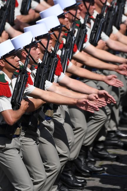 Des membres du 4e régiment de la Légion étrangère marchent, en rythme et synchronisés. (ALAIN JOCARD / AFP)