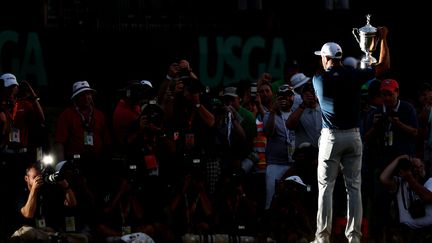 L'Américain Dustin Johnson avec le trophée de l'US Open 2016.  (DAVID CANNON / GETTY IMAGES NORTH AMERICA)