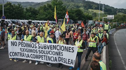 Des agriculteurs français et espagnols ont bloqué l'A63 au niveau du péage de Biriatou. (GUILLAUME FAUVEAU / HANS LUCAS via AFP)
