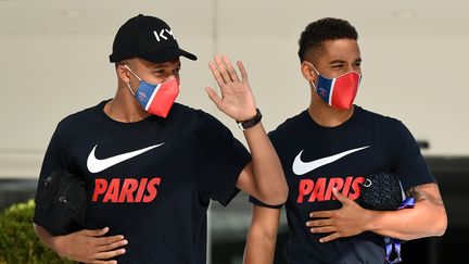 Les joueurs du PSG Kylian Mbappé et Thilo Kehrer quittent leur hôtel pour participer à l'entraînement, le 17 août 2020, avant le match contre Leipzig le lendemain à Lisbonne. (FRANCK FIFE / AFP)