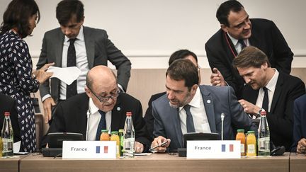 Le ministre des Affaires étrangères Jean-Yves Le Drian et son collègue de l'Intérieur Christophe Castaner lors d'une réunion internationale sur les migrations en Méditerranée, le 22 juillet 2019 à Paris (STEPHANE DE SAKUTIN / AFP)