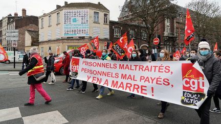 Une manifestation dans le cadre d'une journée de grève nationale des enseignants et des étudiants, le 26 janvier 2021 à Lille (Nord).&nbsp; (SYLVAIN LEFEVRE / HANS LUCAS / AFP)