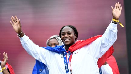 Clarisse Agbegnenou célèbre ses deux médailles olympiques, le 2 août 2021, sur la place du Trocadéro à Paris. (STEPHANE DE SAKUTIN / AFP)