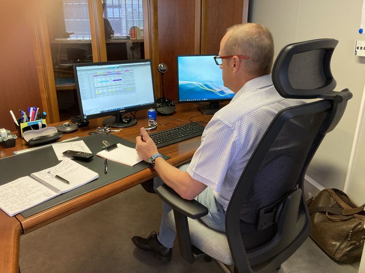 Richard Commeau, proviseur du lycée Ambroise-Brugière, travaille sur l'ensemble des projections des emplois du temps via un logiciel dédié à l'exercice, le 15 juin 2022 à Clermont-Ferrand (Puy-de-Dôme).&nbsp; (GUILLEMETTE JEANNOT / FRANCEINFO)