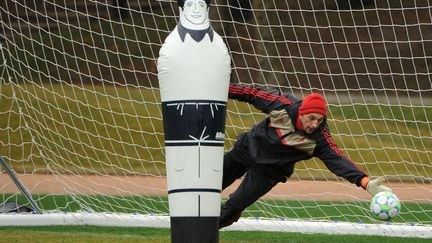 Le gardien du Milan AC Christian Abbiati &agrave; l'entra&icirc;nement &agrave; la veille du match de la Ligue des Champions opposant son &eacute;quipe &agrave; Arsenal, Carnago (Italie), le 5 mars 2012. (OLIVIER MORIN / AFP)