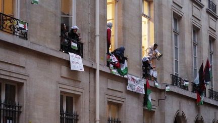 Des étudiants propalestiniens occupent Sciences Po, à Paris, le 26 avril 2024. (NICOLAS RONGIER / HANS LUCAS / AFP)