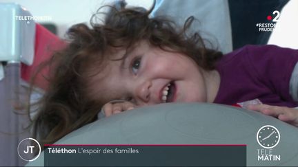 La&nbsp;petite Élisa, atteinte d’amyotrophie spinale. (France 2)