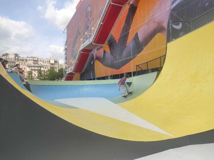 Tous les jours, des skateurs se relaient pour tâter les courbes de la structure, imaginée par Raphaël Zarka, sculpteur passionné de skateboard. (MEHDI MAGUEUR)