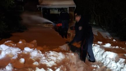 Des agents de police tentent de se frayer un chemin dans la neige, à Ottawa (Canada), le 8 mars 2019. (POLICE D'OTTAWA)