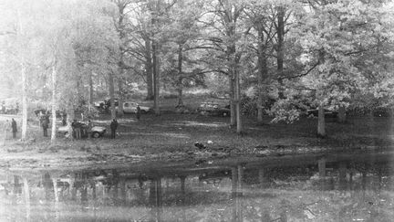 &nbsp; (L'étang de Rambouillet où à été retrouvé le corps de Robert Boulin (à droite), non loin de sa voiture. © SIPA)