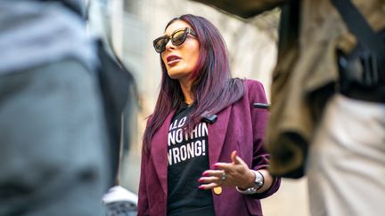 L'activiste d'extrême droite Laura Loomer s'adresse aux médias avant le début du procès de l'ancien président Donald Trump au tribunal pénal de Manhattan, le 15 avril 2024 à New York. (DAVID DEE DELGADO / GETTY IMAGES NORTH AMERICA / AFP)