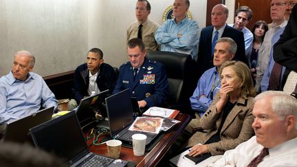 Le pr&eacute;sident Barack Obama (2e G), des membres du gouvernement et des forces nationales de s&eacute;curit&eacute; suivent la mission de capture d'Oussama Ben Laden dans la Situation Room de la Maison Blanche &agrave; Washington, le 1er mai 2011. (WHITE HOUSE / REUTERS)