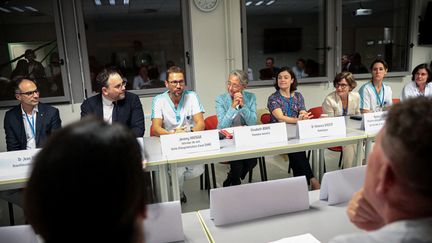 La Première ministre, Elisabeth Borne, et le ministre de la Santé, Aurélien Rousseau, au CHU de Rouen (Seine-Maritime), le 31 août 2023. (LOU BENOIST / AFP)