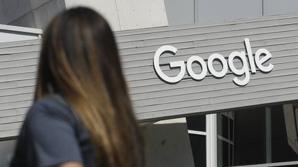 Le logo de Google à Moutain View (Etats-Unis) en Californie le 24 septembre 2019. (JEFF CHIU / AP)