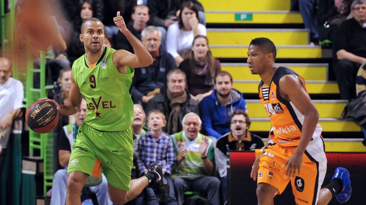 Tony Parker, lors de son bref passage &agrave; Villeurbanne, le 21 octobre 2011 face &agrave; Gravelines.&nbsp; (JEAN-PHILIPPE KSIAZEK / AFP)