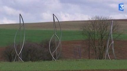 Les sculptures géantes de Vincent Treu s&#039;attaquent à La Défense
 (Culturebox)