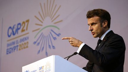 Emmanuel Macron lors de la COP27, le 8 novembre 2022 à Charm el-Cheikh (Egypte). (LUDOVIC MARIN / AFP)