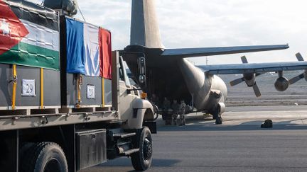 French and Jordanian humanitarian aid being loaded onto a military plane, January 5, 2024. (AFP PHOTO / JORDANIAN ARMED FORCES)