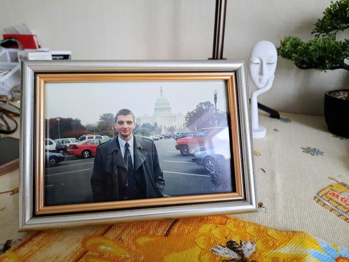 Une photo de Maksym Boutkevytch à Washington, devant le Capitol. (AGATHE MAHUET / RADIO FRANCE)