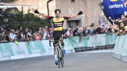 Primoz Roglic exulte lors de sa victoire sur le Tour d'Emilie, samedi 2 octobre 2021 à Bologne. (BETTINI / ANSA)