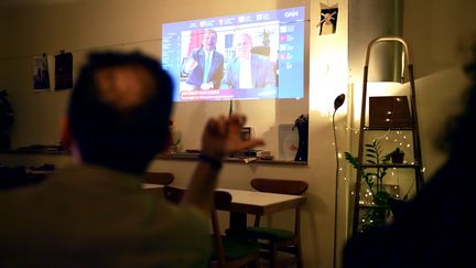 Des habitants d'Istanbul (Turquie) réunis pour suivre la soirée électorale du 14 mai 2023 dans le quartier de Kadiköy. (PIERRE-LOUIS CARON / FRANCEINFO)