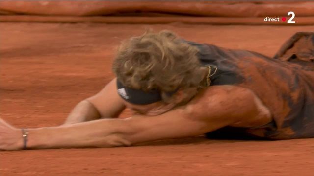 Après une grosse blessure à la cheville, Alexander Zverev revient en béquilles sur le Central pour serrer la main de l'arbitre et de Rafael Nadal. L'Allemand sort sous les ovations du public.