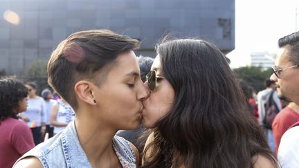 Un couple de femmes lors de la Gay Pride de Lima, au Pérou, en juin 2015. (MAXPPP)