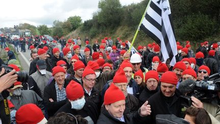 Les manifestants conte l'&eacute;xotaxe, le 26 octobre 2013 &agrave; Pont-de-Buis-l&egrave;s-Quimerch (Finist&egrave;re). (FRED TANNEAU / AFP)