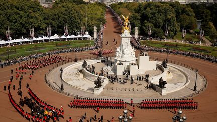 Une procession militaire est organisée à Londres le 14 septembre pour&nbsp;transporter le cercueil de la reine Elizabet hII du palais de Buckingham au palais de Westminster. (CHIP SOMODEVILLA / AFP)