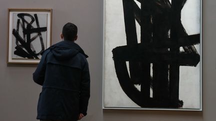 Des oeuvres de Pierre Soulages, exposées l'hiver dernier au Louvre. (FRANCOIS GUILLOT / AFP)