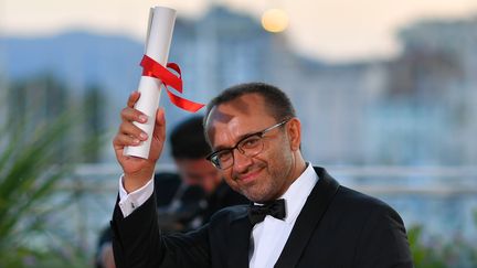 Le réalisateur russe Andrei Zvyagintsev remporte le Prix du jury, qui récompense un film encourageant et une carrière prometteuse, à ne pas confondre avec le Grand Prix du jury, pour "Nelyubov" (Faute d'amour). Un drame qui raconte l'indifférence pour leur fils de deux parents en train de divorcer, qui vont être confrontés au suicide de leur enfant. Andrei Zvyagintsev est souvent bien reçu à Cannes puisqu'il a déjà remporté le Prix spécial du jury Un certain regard pour "Elena" en 2011 et le Prix du scénario en sélection officielle avec "Léviathan" en 2014. La critique de Jacky Bornet.
 (Loïc Venance / AFP)