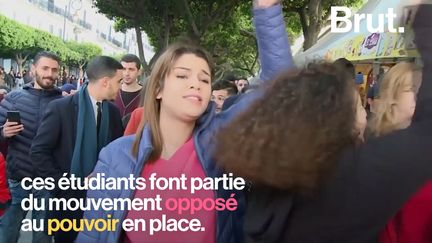 Ce dimanche 24 février, à Paris, des cohortes de jeunes Algériens ont défilé place de la République pour s'opposer au pouvoir en place.