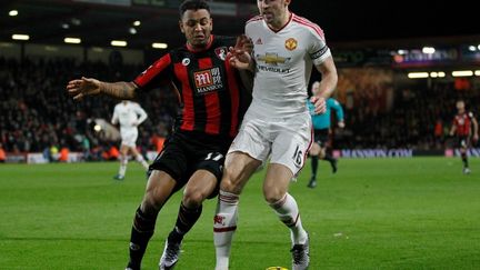 Joshua King (Bournemouth) à la lutte avec Michael Carrick (Manchester United) 