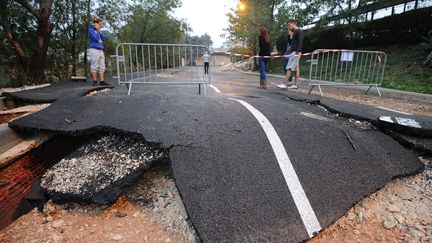 Une route emport&eacute;e par les inondations &agrave; Grabels (H&eacute;rault) le 7 octobre 2014. (SYLVAIN THOMAS / AFP)