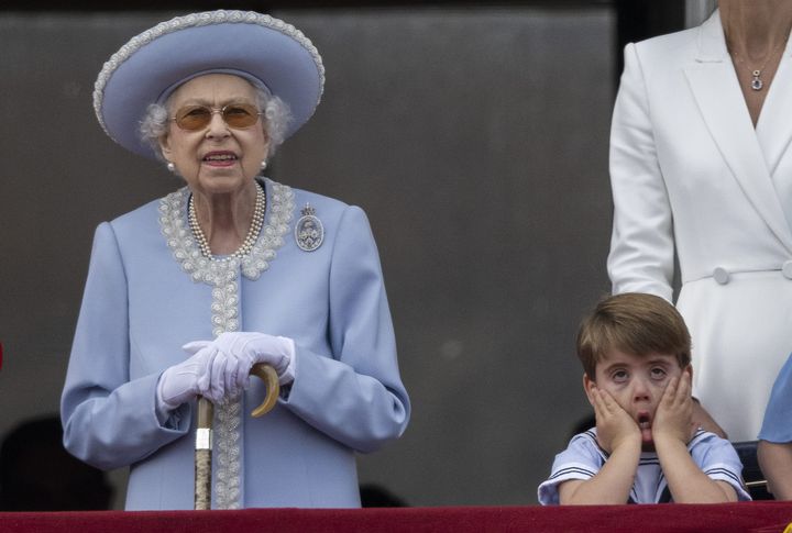 La reine Elizabeth II et son arrière-petit-fils, le prince Louis, le 2 juin 2022.&nbsp; (MAXPPP)