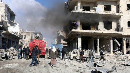 Des immeubles bombardés par le régime de Bachar Al-Assad à Maarrat al-Nu'man, près de la ville d'Idlib, en Syrie, le&nbsp;11 décembre 2016.&nbsp; (MOUHAMED KARKAS / ANADOLU AGENCY / AFP)