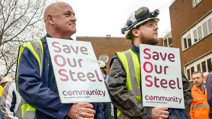 Manifestants sidérurgistes qui attendent le ministre à Port-Habot, port industriel du Pays de Galles. (Ben Birchall/PA)