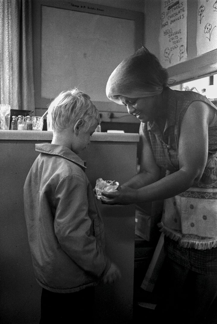 1969, Oakland (Californie, États-Unis). Le Free Breakfast for School Children, organisant la distribution de petits déjeuners à destination des écoliers, fut l'un des premiers programmes d'assistance mis en place par le BPP. (STEPHEN SHAMES)