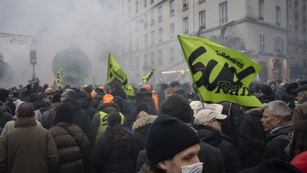 Des militants du syndicat SUD-Rail défilent contre la réforme des retraites, le 19 janvier 2023, à Paris. (LAURE BOYER / HANS LUCAS / AFP)