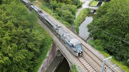 Un train express régional (TER), dans l'ouest de la France, le 28 juillet 2023. (DAMIEN MEYER / AFP)