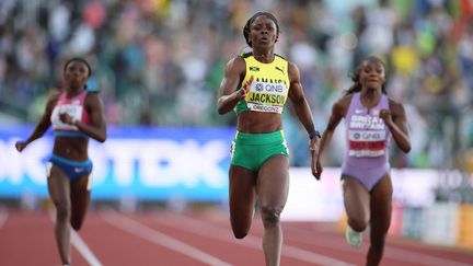 Shericka Jackson (au centre) a remporté le 200 m, aux championnats du monde d'Eugene (Etats-Unis), le 21 juillet 2022. (POOL FOR YOMIURI / YOMIURI)