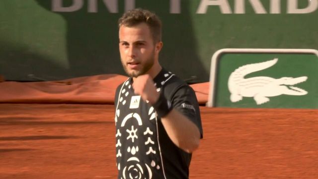 Sur un nouveau point fantastique, Hugo Gaston confirme son break et remporte la 3ème manche 6-3 contre la tête de série n°19 du Grand Chelem parisien. Le Français mène maintenant 2 sets à 1.