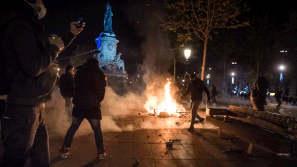 &nbsp; (Les autorités ont alors demandé l'évacuation de la place de la République, mais de nombreux casseurs sont restés sur les lieux © MaxPPP)